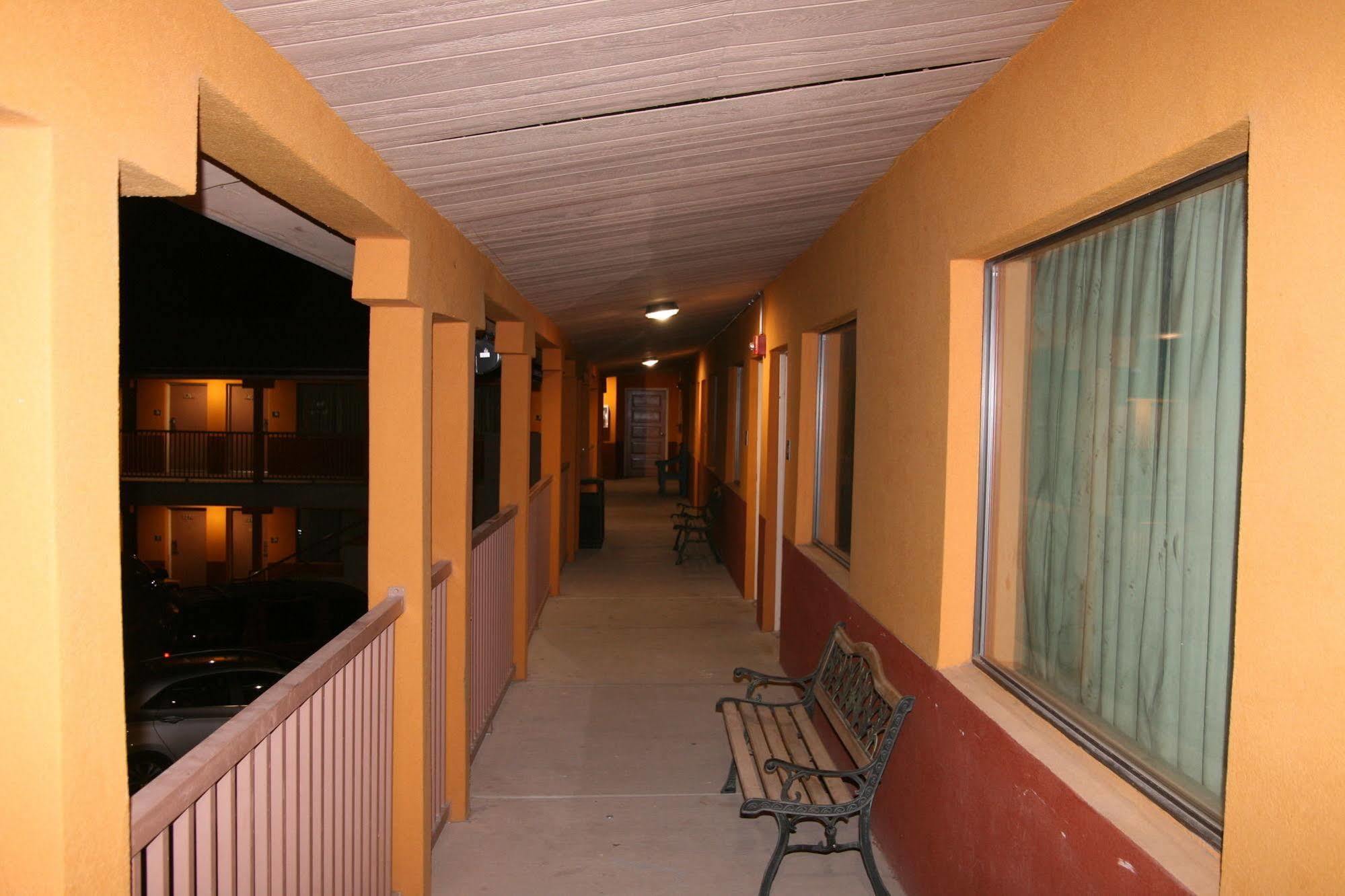 Budget Inn Артижа Екстериор снимка